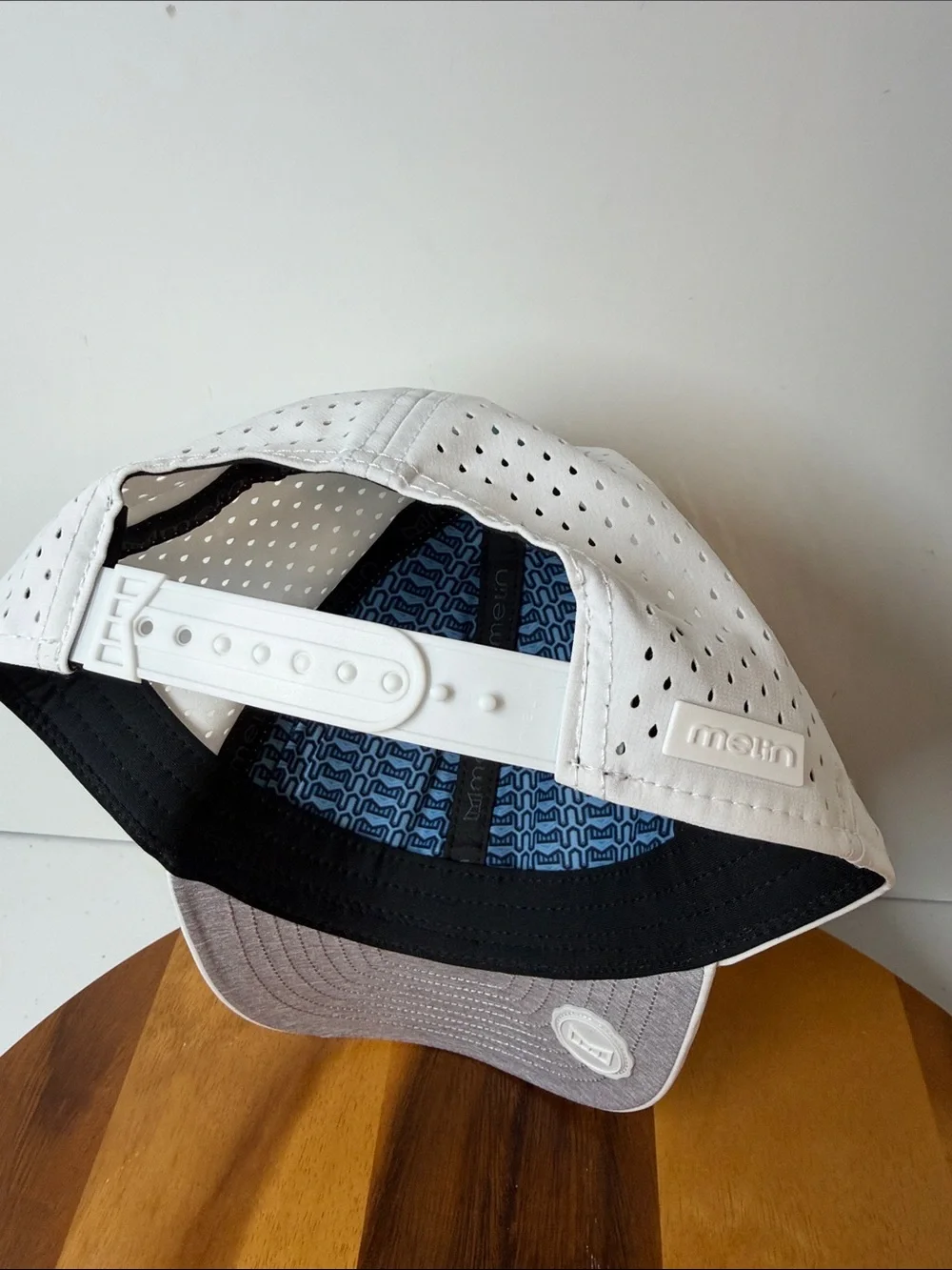 Melin white A-Game Hydro hat, clean, size SM - Picture 8 of 8